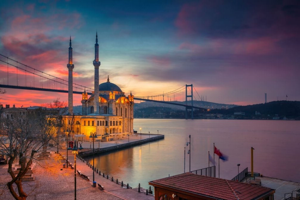 Blick über die Altstadt von Istanbul mit Moscheen am Bosporus
